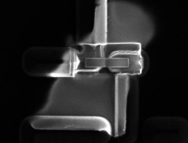 0.25 μm 电路修补:局部线路切断、连接与微区物理修改。