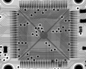 封装底部 X-ray 图像:显示芯片内部走线、焊盘与封装结构。